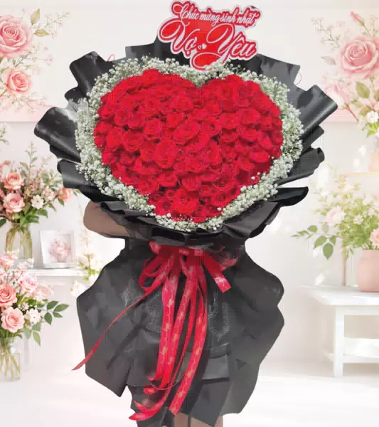 Bó hoa hồng đỏ trái tim gói đen