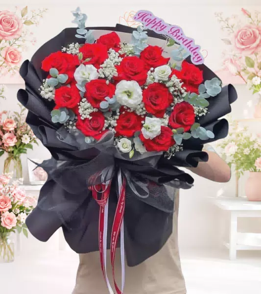 Bó hoa hồng đỏ xen hoa cát tường trắng