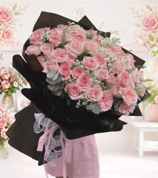 Bó hoa hồng phấn gói đen