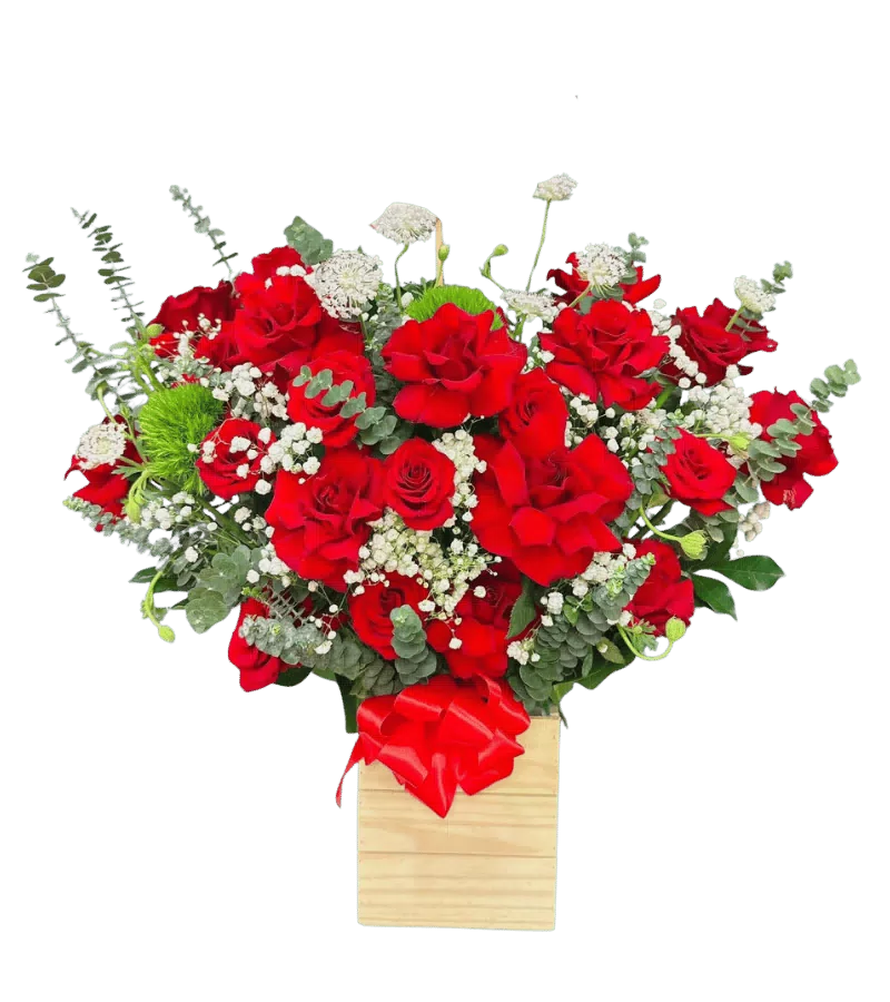 Giỏ hoa hồng đỏ để bàn