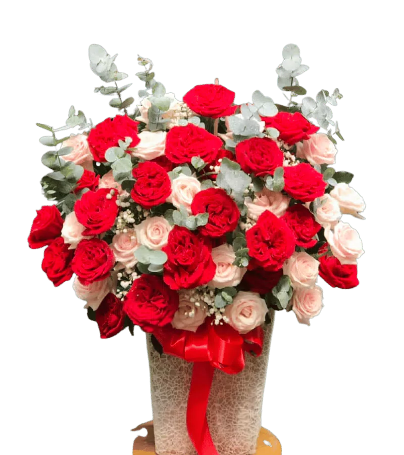 Giỏ hoa hồng đỏ trắng eucalyptus chân đế