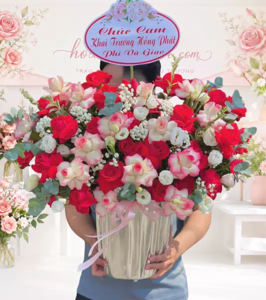Giỏ hoa hồng đỏ viền trắng khai trương