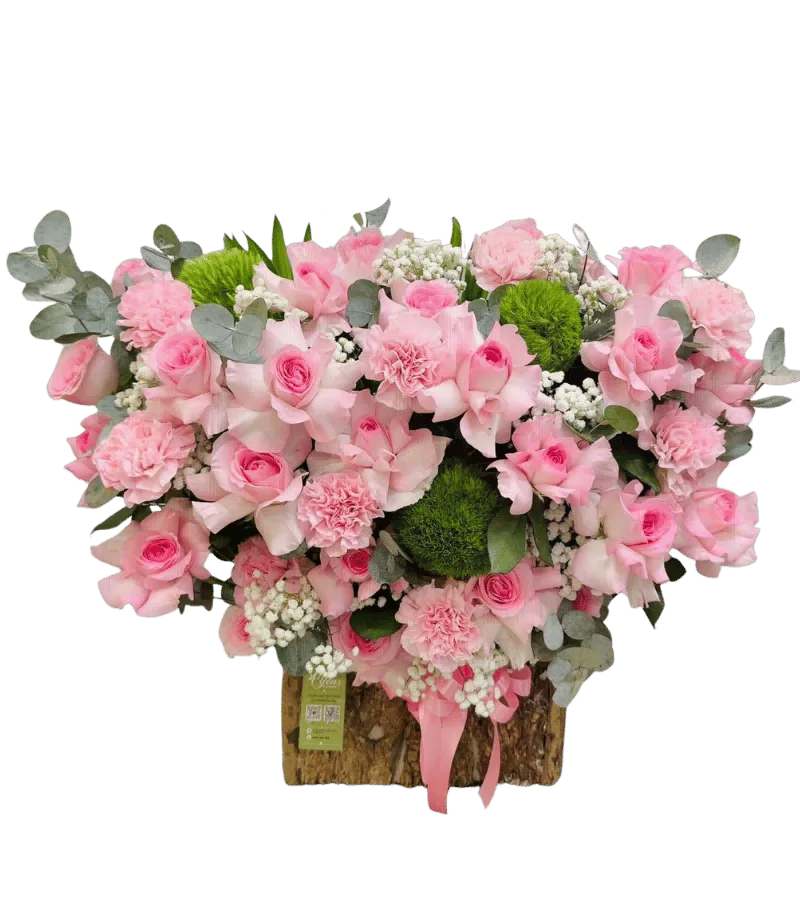 Giỏ hoa hồng phấn cẩm chướng cúc bi xanh vỏ cây