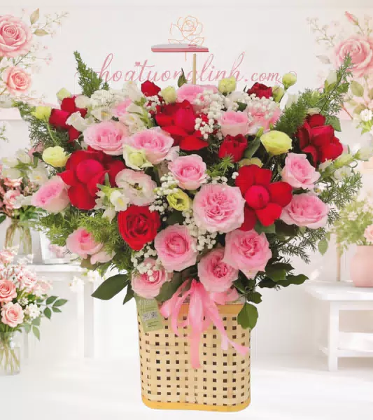 Giỏ hoa hồng phấn đỏ lisianthus trắng giỏ nan