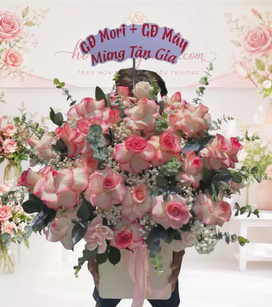 Giỏ hoa hồng viền hồng mừng tân gia