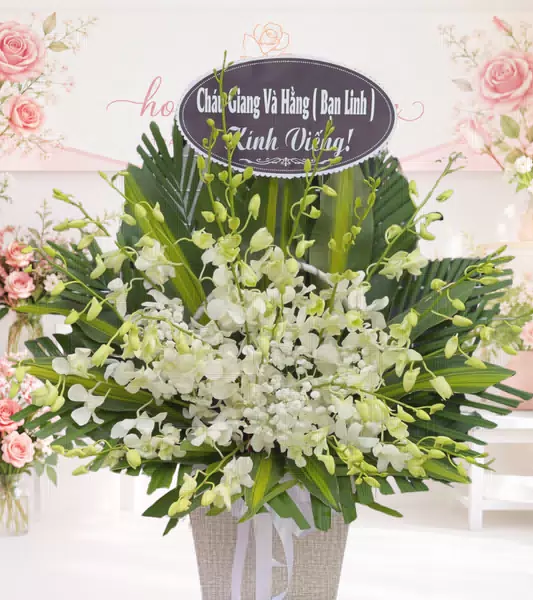 Giỏ hoa lan trắng chia buồn có bảng kính viếng