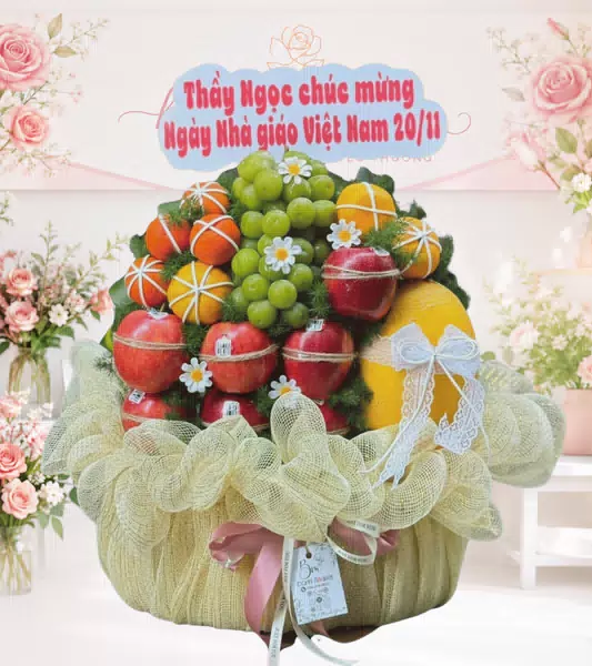 Giỏ trái cây có bảng thiệp mừng ngày nhà giáo