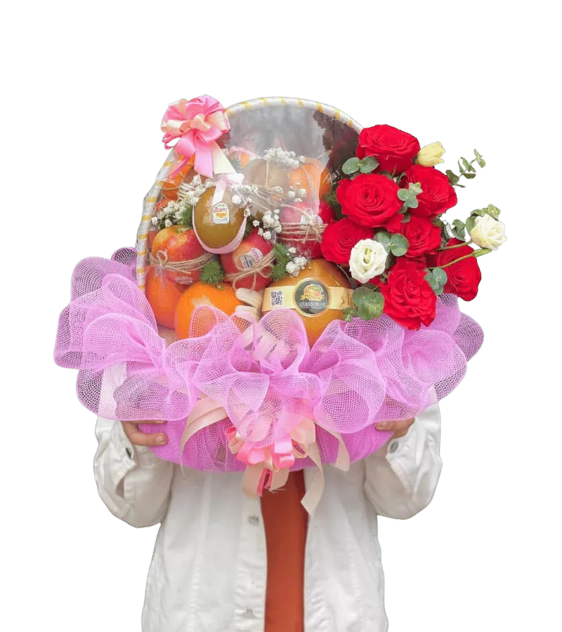 Giỏ trái cây kèm hoa hồng đỏ trắng