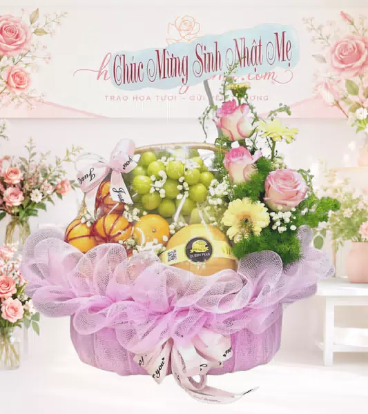 Giỏ trái cây kèm hoa hồng hồng nhạt
