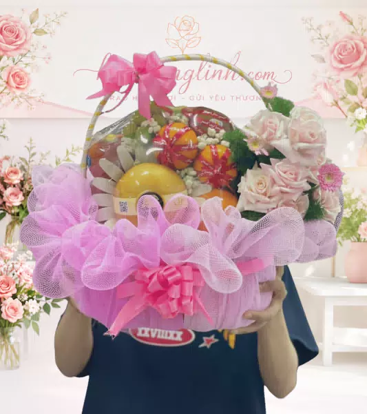 Giỏ trái cây kèm hoa hồng trắng hồng 3